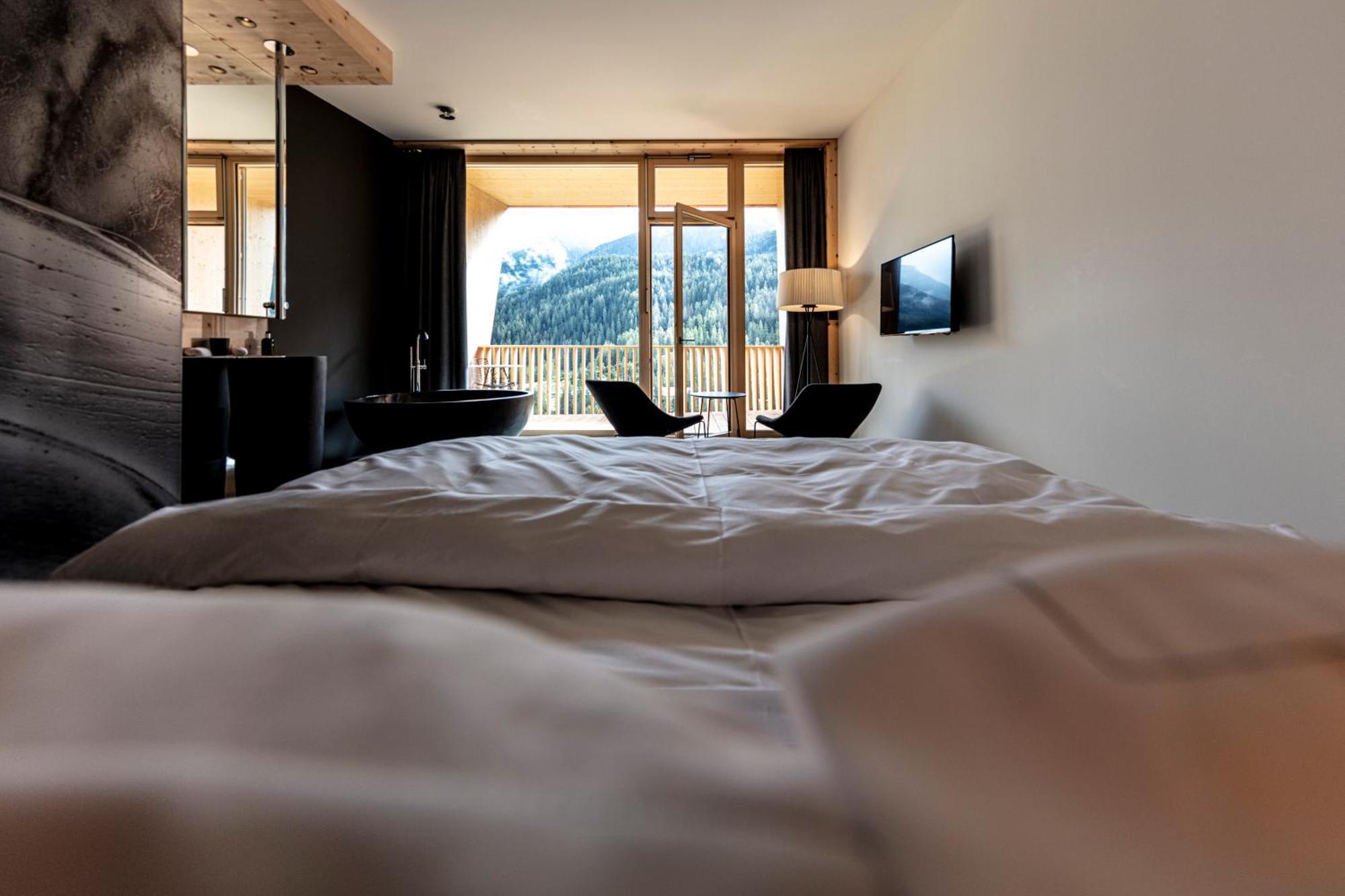 Hotel Arnica Scuol - Adults Only מראה חיצוני תמונה